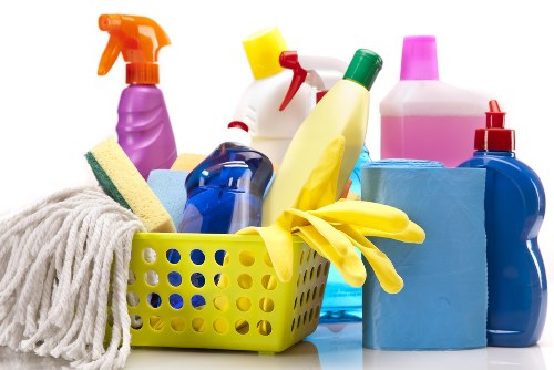 Professional carpets cleaner in NW1 working in a residential room